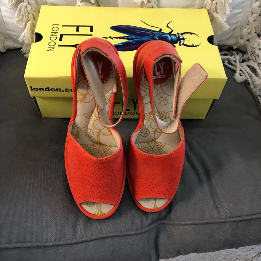 Super cute wedged heel sandal!!❤️